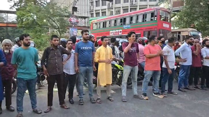 পিএসসির সংস্কার চেয়ে শাহবাগ ব্লকেড