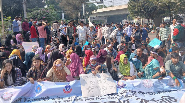 সচিবালয়ের সড়কে অবস্থান সাত কলেজ শিক্ষার্থীদের, যান চলাচল বন্ধ