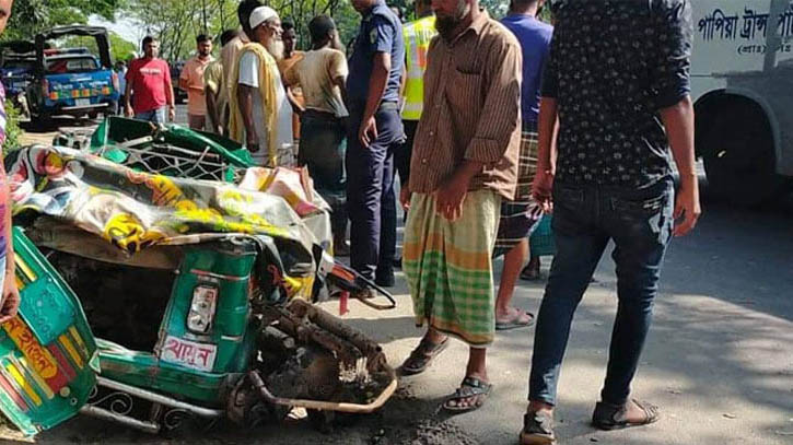 কুমিল্লায় সড়ক দুর্ঘটনায় নারী ও শিশুসহ নিহত ৪