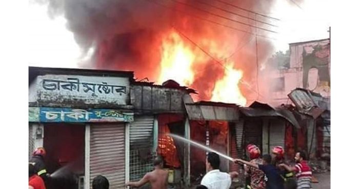 গোপালগঞ্জে ভয়াবহ অগ্নিকাণ্ডে ১৫টি দোকান পুড়ে ছাই