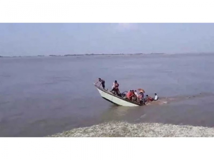 সুনামগঞ্জে সিমেন্টসহ যাত্রীবাহী ট্রলার ডুবি