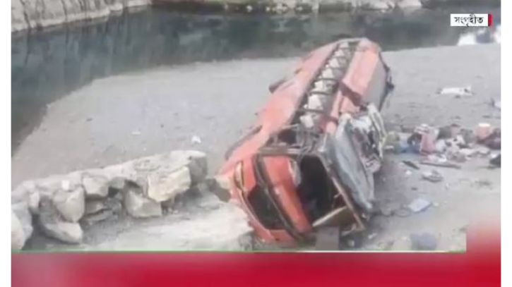 পাকিস্তানে পাহাড়ি সড়ক থেকে বাস খাদে পড়ে নিহত ২২