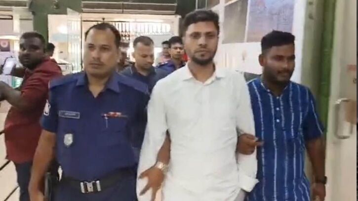ভারতে যাওয়ার পথে বেনাপোলে ছাত্রলীগ নেতা আটক