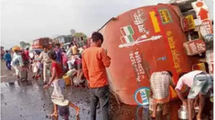 কুমিল্লায় কন্টেইনারের তেল মহাসড়কে, কাড়াকাড়িতে ব্যস্ত স্থানীয়রা