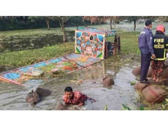 চাঁপাইনবাবগঞ্জে ধানের ট্রলি উল্টে ৭ শ্রমিক নিহত