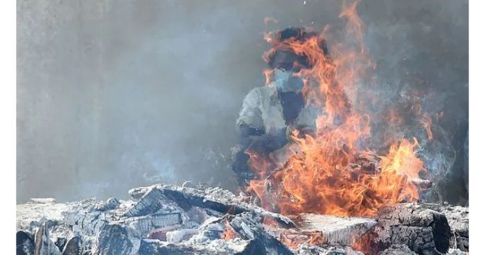 ভালোবাসর টানে স্ত্রীর চিতায় ঝাঁপ দিলেন স্বামী