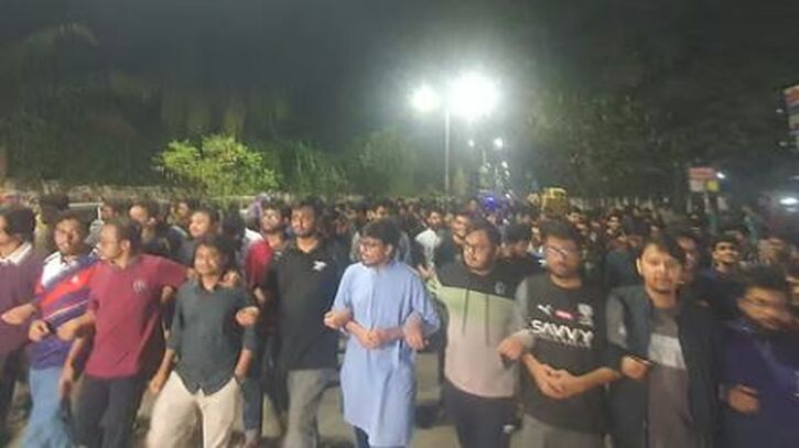 মৃত্যুদণ্ডপ্রাপ্ত আসামির পলায়নের খবরে বুয়েট শিক্ষার্থীদের বিক্ষোভ