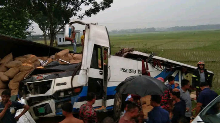 দিনাজপুরে বাস-ট্রাকের মুখোমুখি সংঘর্ষে দুজন নিহত