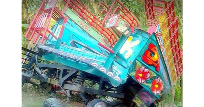 সিরাজগঞ্জে গরু ভর্তি গাড়ি উল্টে দুই ভাইয়ের মৃত্যু