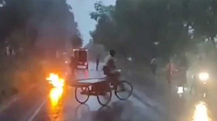 রাজশাহীতে ট্রাকের সঙ্গে সংঘর্ষের পর বাইকে আগুন, নিহত ১