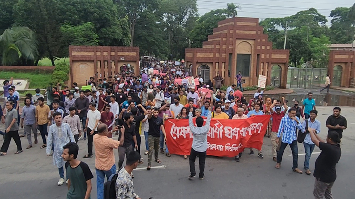 ঢাকা-আরিচা মহাসড়ক অবরোধ করে শিক্ষার্থীদের বিক্ষোভ