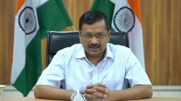 দিল্লির মুখ্যমন্ত্রী অরবিন্দ কেজরিওয়াল ও তার স্ত্রী সেলফ আইসোলেশন