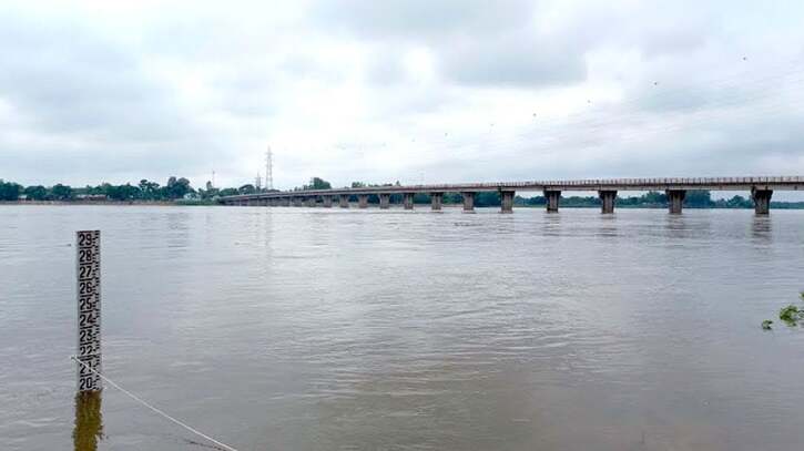 দিনাজপুরে বিপদসীমার উপর দিয়ে প্রবাহিত হচ্ছে আত্রাই নদীর পানি
