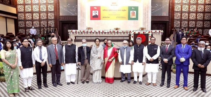 মঞ্চ থেকে নেমে দুই মুক্তিযোদ্ধাকে পুরস্কার দিলেন প্রধানমন্ত্রী