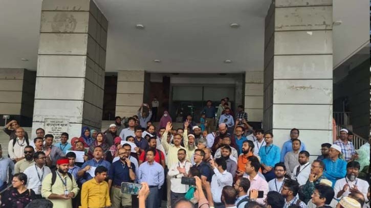 বাংলাদেশ ব্যাংকে বিক্ষোভ, পালা‌লেন ডেপুটি গভর্নর-উপদেষ্টারা