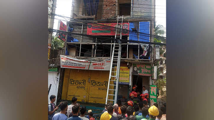 অতিরিক্ত ধোঁয়ার কারণে বের হতে না পেরে চারজনের মৃত্যু