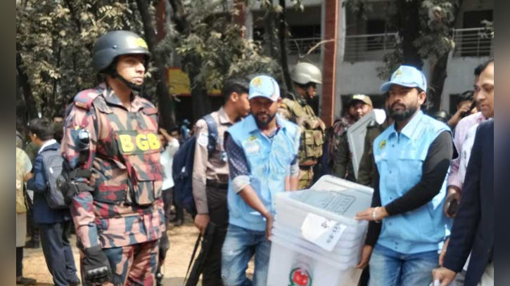 নির্বাচন: কেন্দ্রে যাচ্ছে ব্যালট পেপার