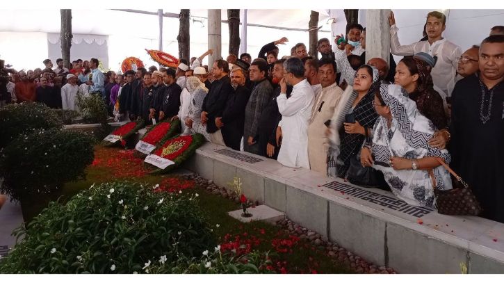 শোক দিবসে বনানী সমাধিতে সর্বস্তরের মানুষের শ্রদ্ধা