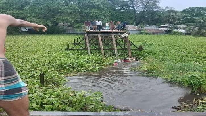 বরগুনায় বেইলি ব্রীজ ভেঙ্গে মাইক্রোবাস ও অটোরিকশা নদীতে, নিহত ৯