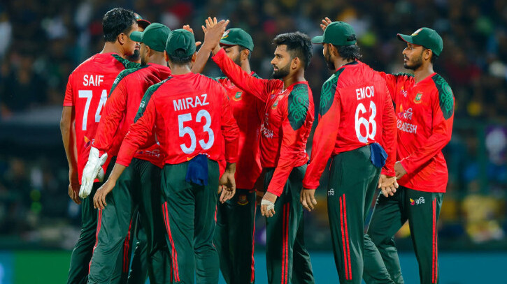 নাজমুল পদ না ছাড়লে সব খেলা বন্ধের হুমকি ক্রিকেটারদের