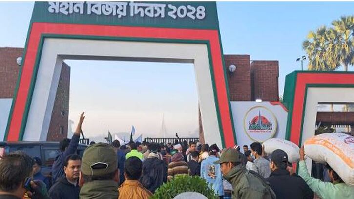 সাভারে স্মৃতিসৌধে জনতার ঢল