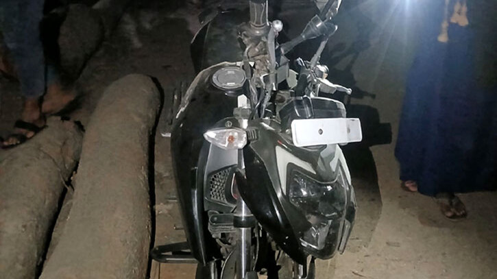 ফেনীতে মোটরসাইকেল নিয়ন্ত্রণ হারিয়ে প্রাণ গেল তিন যুবকের