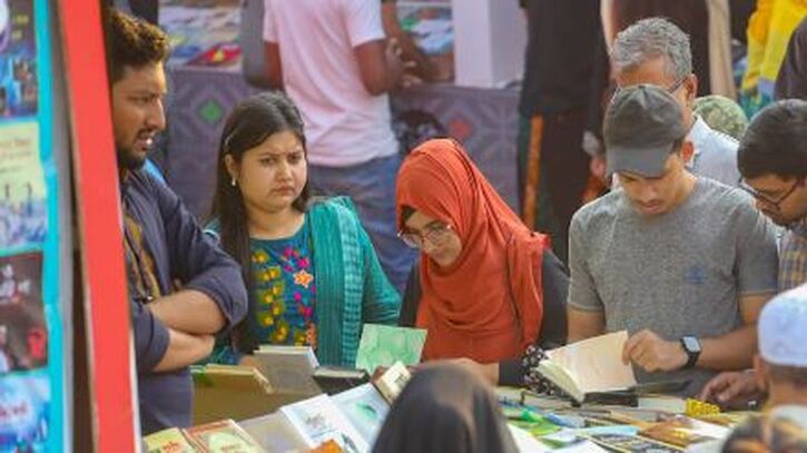 শেষ সপ্তাহে নতুন বইয়ে জমজমাট বইমেলা