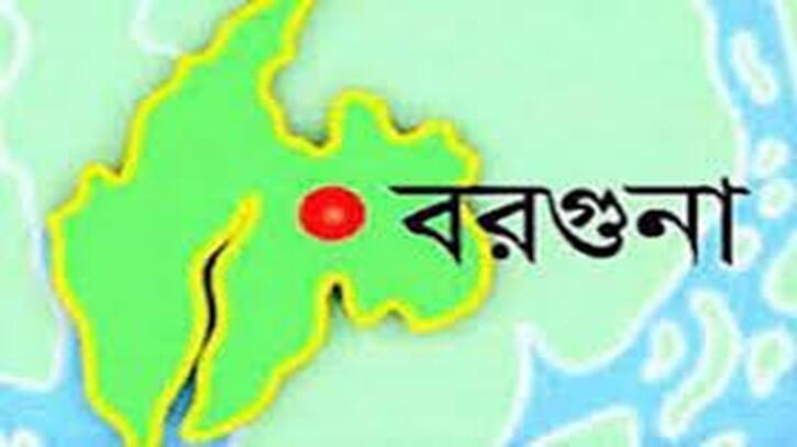 সাগর উত্তাল : জেলেরা নিরাপদ আশ্রয়ে ট্রলার নোঙর করে আছেন