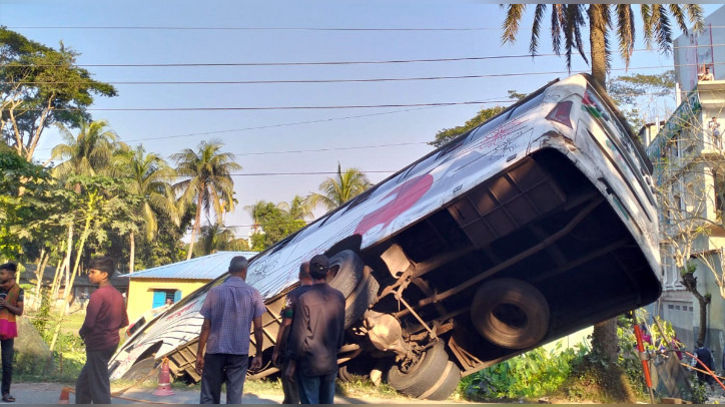 ইন্দোনেশিয়ায় বাস দুর্ঘটনায় ১৬ জন নিহত