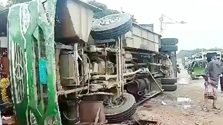 যাত্রাবাড়ীতে যাত্রীবাহী বাস উল্টে শিশুসহ আহত ১৮