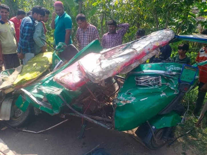চট্টগ্রামে বাস-ট্যাক্সি সংঘর্ষে এক পরিবারের ৭ জন নিহত