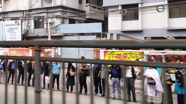 ঢাকার রাস্তায় বাস কম, মানুষের ভোগান্তি