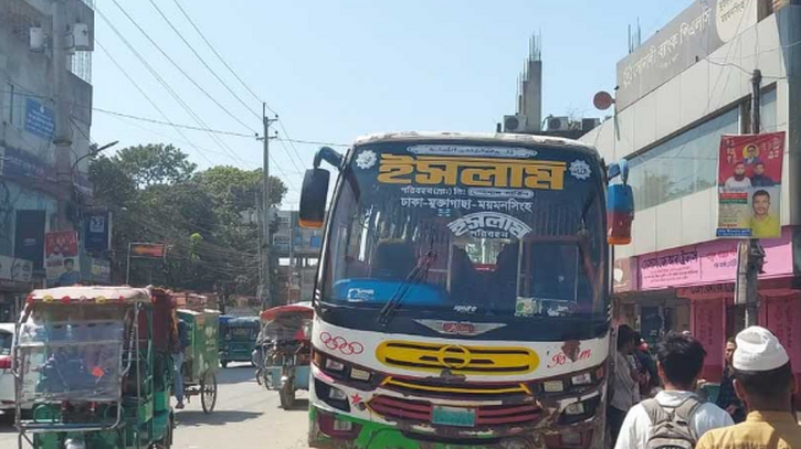 বাস চালককে লাঠি দিয়ে ‘পেটালেন ইউএনও’, প্রতিবাদে শ্রমিক বিক্ষোভ