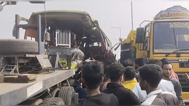 মাদারীপুরে বাস-ট্রাক সংঘর্ষে নিহত ৩