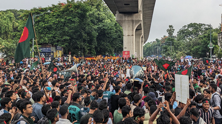 পুলিশের ব্যারিকেড ভেঙে শাহবাগে শিক্ষার্থীদের অবস্থান