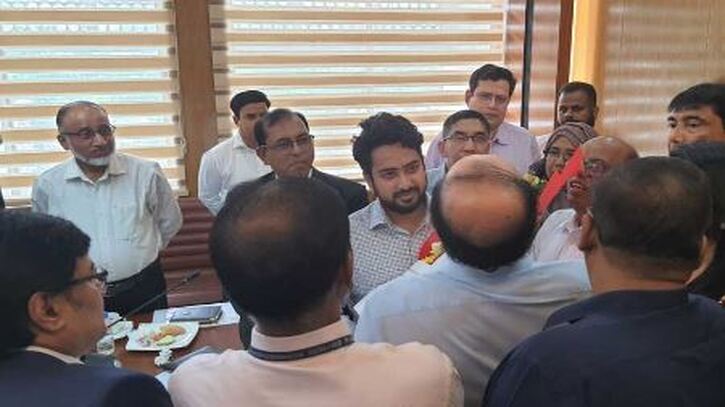 উপদেষ্টা আসিফ ও নাহিদকে ‘বঞ্চনার’ কথা বললেন কর্মকর্তারা