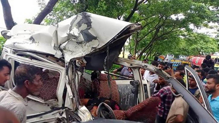 হবিগঞ্জে বাস-মাইক্রোবাস ও ট্রাকের সংঘর্ষে নিহত ৪