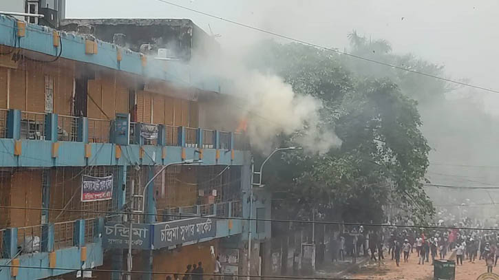 চন্দ্রিমা সুপার মার্কেটে আগুন