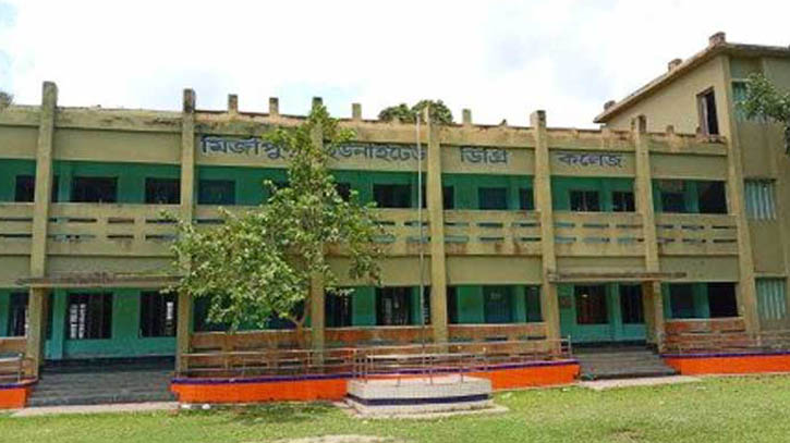 নড়াইলে শিক্ষক অপদস্থের ঘটনায় একজনের ছাত্রত্ব বাতিল