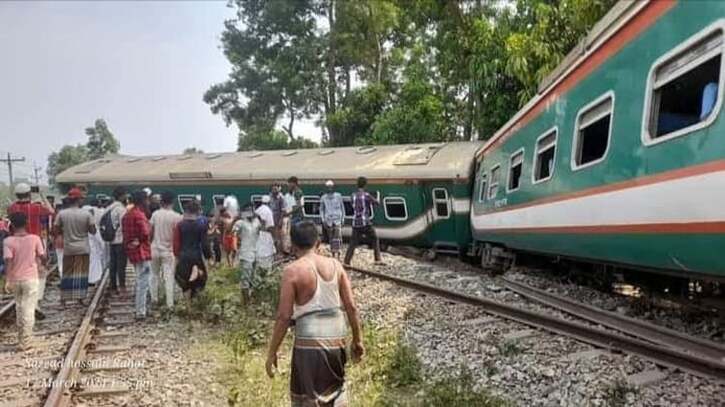 কুমিল্লায় বিজয় এক্সপ্রেসের ৯টি বগি লাইনচ্যুত
