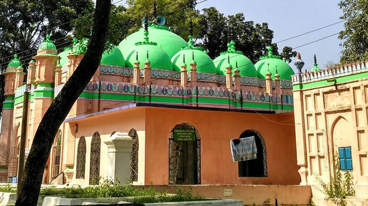 লাকসামে অনিন্দ্য স্থাপত্যশৈলীর ১০ গম্বুজ মসজিদ