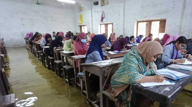 কুমিল্লা ভিক্টোরিয়া কলেজে হাঁটুপানিতে বসে অনার্স ফাইনাল পরীক্ষা