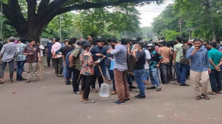 হল ছাড়বেন না শিক্ষার্থীরা, টিএসসিতে পুলিশের সাউন্ড গ্রেনেড
