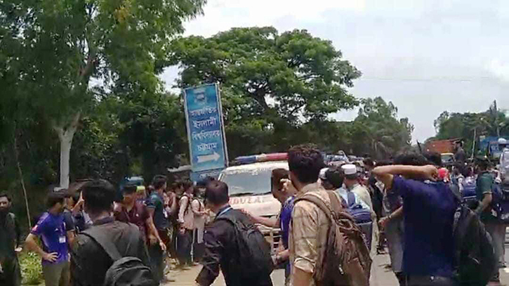 শিক্ষার্থীদের অবস্থানে অচল ঢাকা-চট্টগ্রাম মহাসড়ক