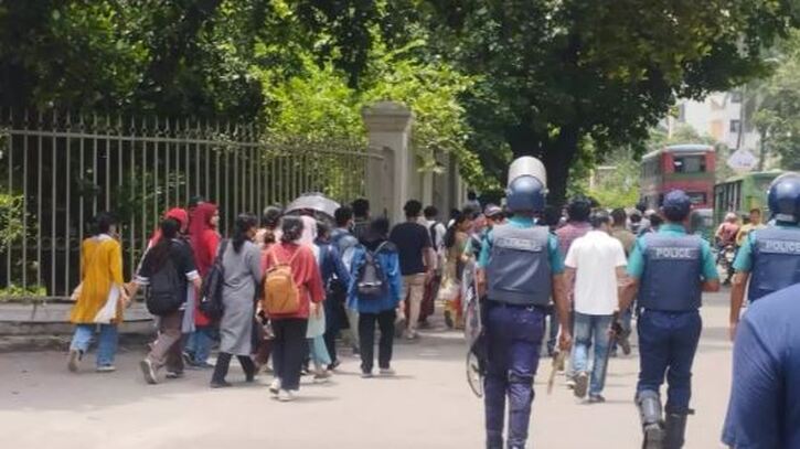 সুপ্রিম কোর্ট অভিমুখে আন্দোলনকারী শিক্ষার্থী ও ঢাবি শিক্ষকরা