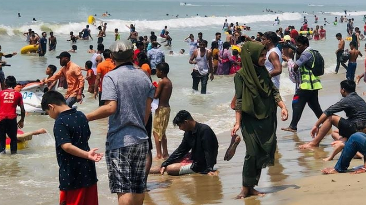 সুনসান নিরবতা ভেঙে পর্যটকদের পদচারণায় মুখর কক্সবাজার সমুদ্র সৈকত