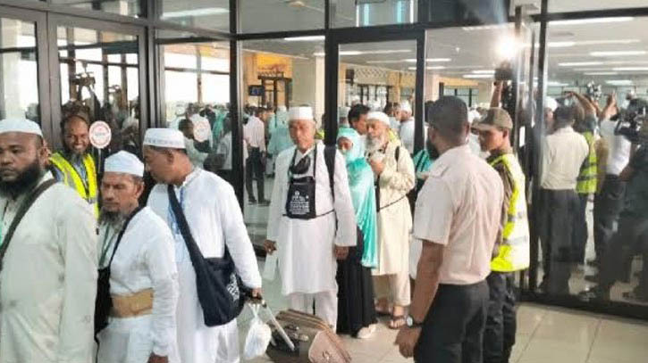 ৪১৭ হজযাত্রী নিয়ে চট্টগ্রাম ছাড়লো প্রথম ফ্লাইট