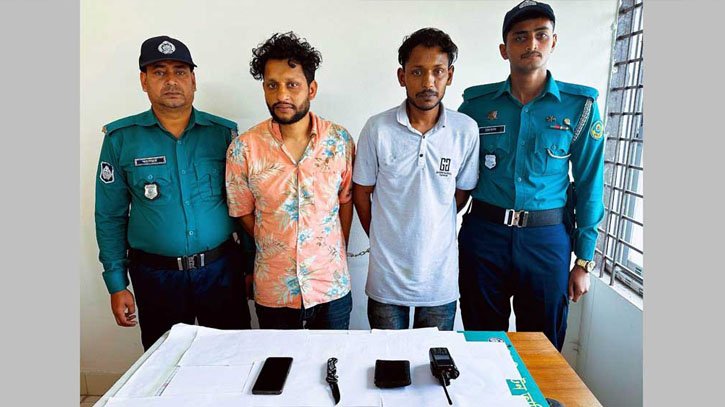 চট্টগ্রামে পুলিশের ফোন-মানিব্যাগ ছিনতাই, আটক ২