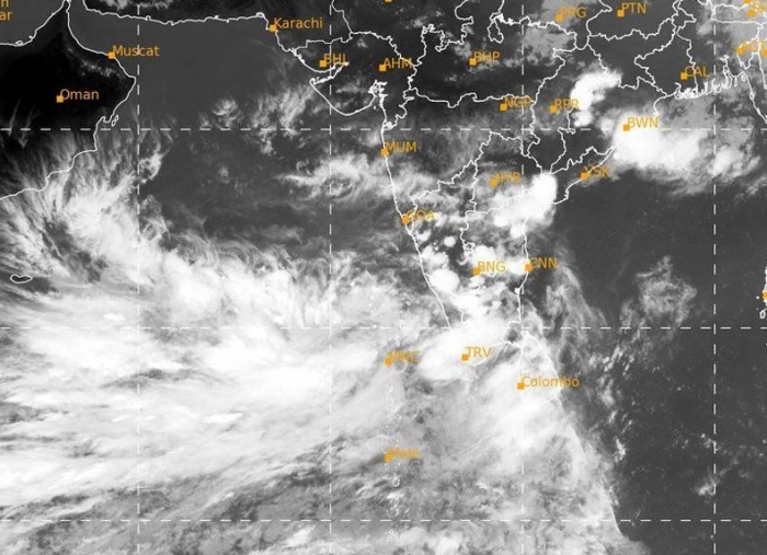 ভারতে আঘাত হেনেছে ঘূর্ণিঝড় ‘টাউকটে’