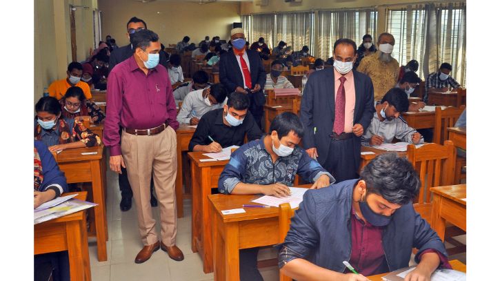 নলছিটি পরীক্ষার হলে নকল সরবরাহের সময় ধরা ২ শিক্ষক